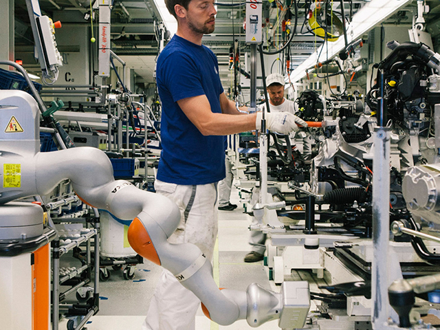 Un operaio e un robot  del gruppo Volkswagen