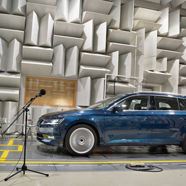 Silenziose e sicure: ecco come le auto elettriche proteggono i pedoni