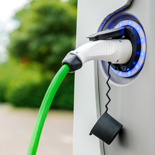 Ricaricare l'auto a casa: guida pratica per e-driver