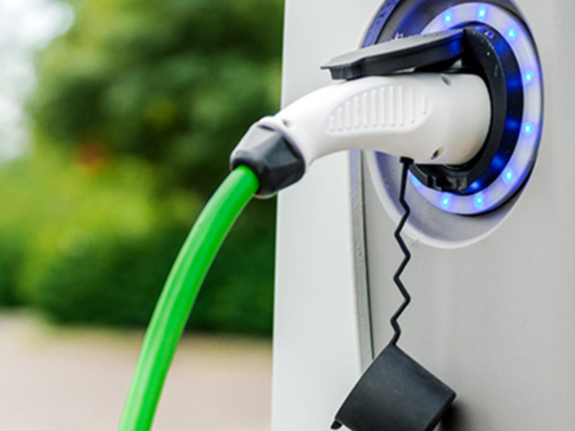 Ricaricare l'auto a casa: guida pratica per e-driver