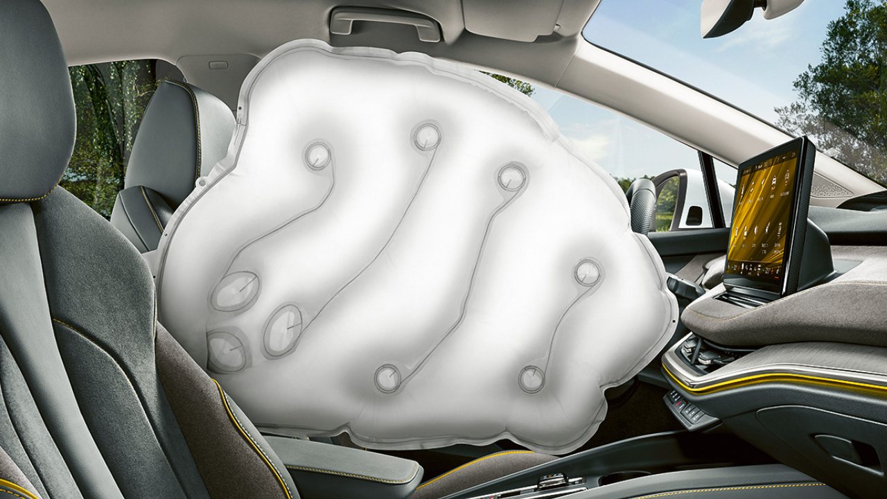 How the central airbag, a standard on Škoda electric model, works